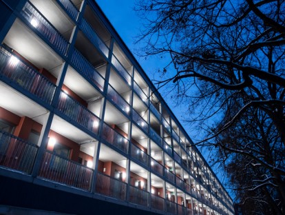 Beleuchtete Laubengänge: Das Haus am Dantebad ist fertig. Foto: Lukas Barth