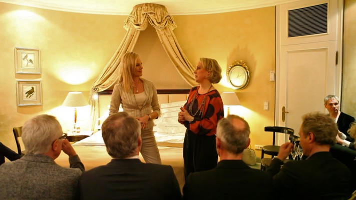 Nina Ruge befragt Regine Geibel zum Thema des Abends