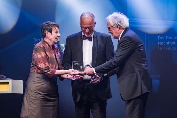 Bundesumweltministerin Dr. Barbara Hendricks (l.) überreicht Frank Schwindling (Landkreis Augsburg) den Deutschen Nachhaltigkeitspreis 2016. Bildmitte: DGNB Präsident Prof. Alexander Rudolphi © Deutscher Nachhaltigkeitspreis / Darius Misztal