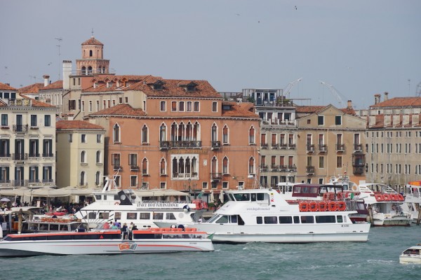 Dort thront sie, die Bar OTTO über der Riva degli Schiavoni - Foto: Andreas Holzapfel