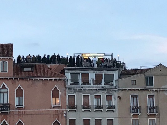 Vom Canal Grande aus sieht man die Dach-Bar gut! - Foto: Heinrich Büchel