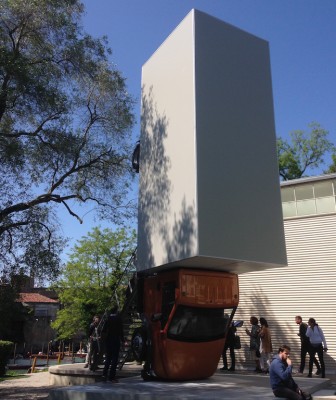 Erwin Wurm hat direkt vor dem Österreichischen Pavillon geparkt