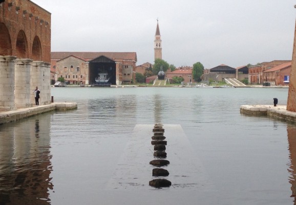 Schwimmende Steine in den wundervollen alten Werften