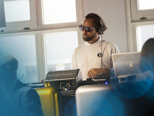 DJ Tadej am Kühlschrankpult