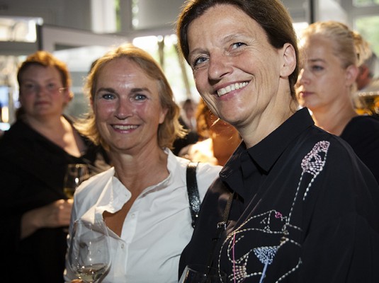 Margit Hausel-Wilhelm (links), die schließlich den Kühlschrank gewann