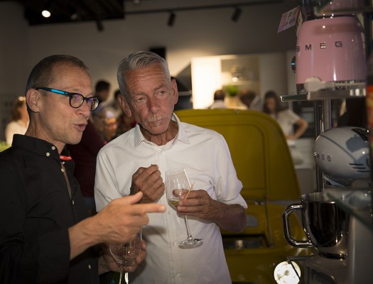 Klaus Heidenreich und Reinhold Rofel bei den pastellfarbenen SMEG-Geräten