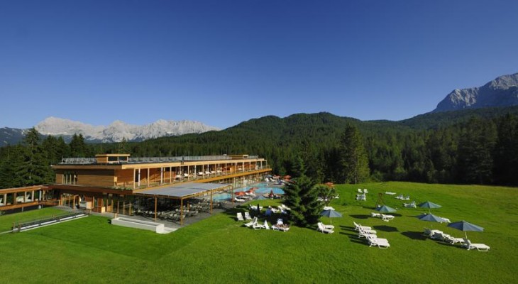 Heiß baden mit Alpenpanorama