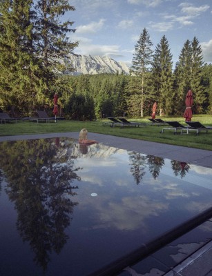 Heiß baden mit Alpenpanorama