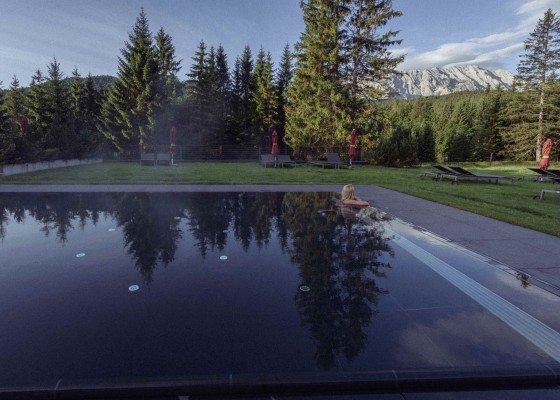 Heiß baden mit Alpenpanorama