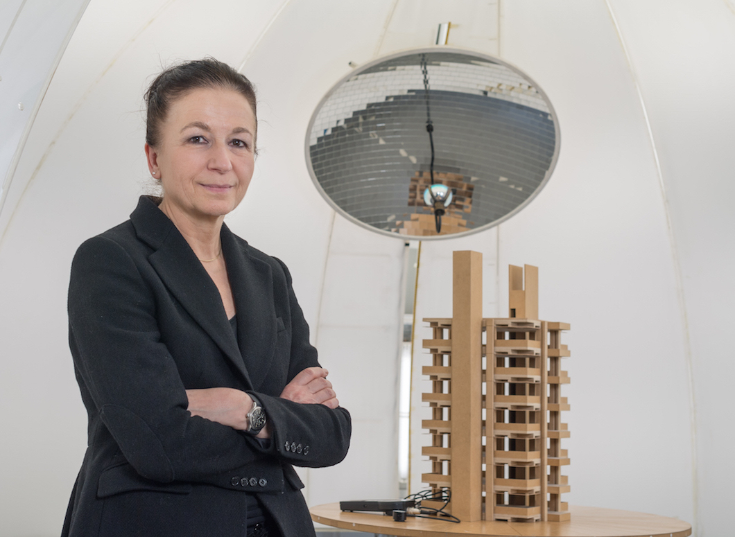 Prof. Hannelore Deubzer mit Architekturmodell in der Lichtkuppel. © Andreas Heddergott / TUM