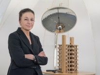 Prof. Hannelore Deubzer mit Architekturmodell in der Lichtkuppel. © Andreas Heddergott / TUM