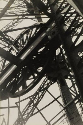 Germaine Krull, Tour Eiffel, 1927  Stiftung Ann und Jürgen Wilde, Pinakothek der Moderne, München. © Nachlass Germaine Krull, Museum Folkwang Essen