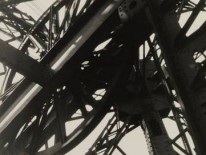 Germaine Krull, Tour Eiffel, 1927  Stiftung Ann und Jürgen Wilde, Pinakothek der Moderne, München. © Nachlass Germaine Krull, Museum Folkwang Essen