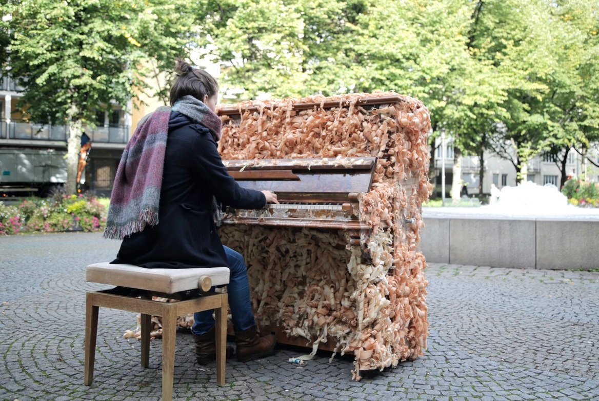 Das vom Schreiner Oliver Küsper gestaltete Klavier „Lock Me, Amadeus“ bei PMIY 2017. Foto: Alexandra Müller / die urbanauten