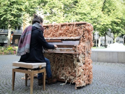 Das vom Schreiner Oliver Küsper gestaltete Klavier „Lock Me, Amadeus“ bei PMIY 2017. Foto: Alexandra Müller / die urbanauten