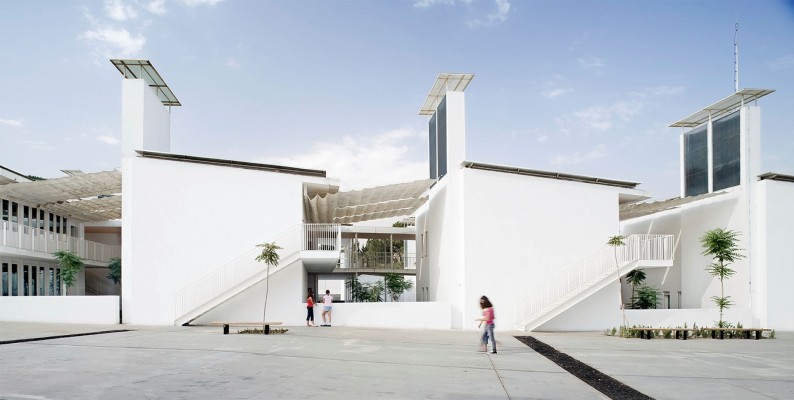 „Einfach Lowtech“ – Das Lycée Charles de Gaulle in Damaskus verfügt über ein ausgeklügeltes, natürliches Kühlsystem. © Ateliers Lion Associés / Fotograf: Adrià Goula Sardà