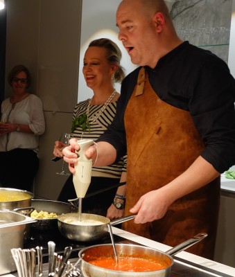 Patrick, der Koch bei der Erläuterung