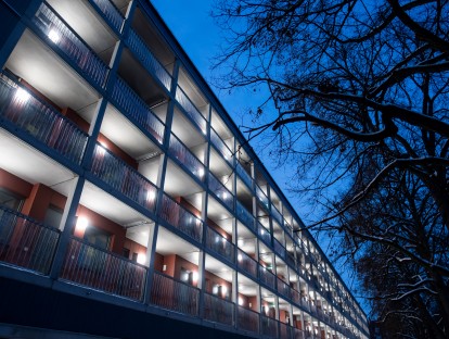 Das Pilotprojekt der GEWOFAG am Dantebad mit seinen Laubengängen bei Nacht. Foto: Lukas Barth