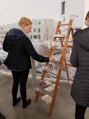 Katharina Leuschner und Viktoria von Gaudecker funktionieren eine Leiter zum Infodisplay um.