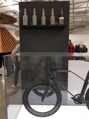 Markantes Design von Christian Zanzotti: Fahrrad und Whiskey-Flasche mit eigener Handschrift.