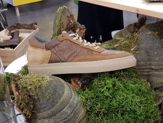 Auch Sebastian Thies ist mit seinen Sneakern aus Kork, Holz, Stein und Baumpilzen hochgradig innovativ.