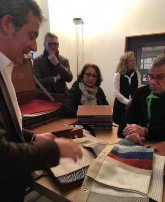 Beim Cashmere-Experten Loro Piana. Die Vorhänge sind so weich wie ihre Pullover... Selbst Stephan Maria Lang staunt.