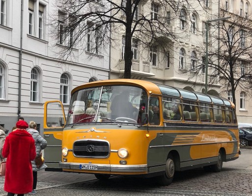 Unser Retro-Bus fährt uns zu den Showrooms