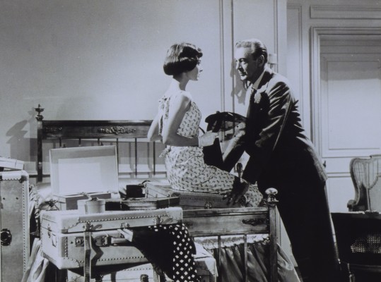 Audrey Hepburn et Gary Cooper jouant Ariane dans une chambre du Ritz dans les années 50 @Archives Ritz