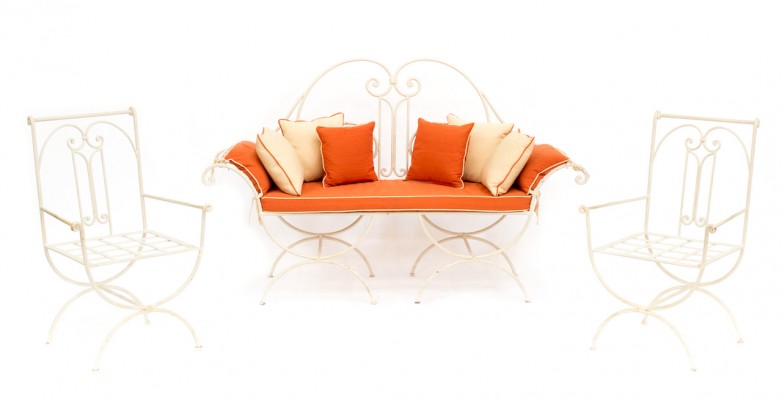 Mobilier de Jardin un canapé et deux fauteuils, provenant du Ritz Paris © Artcurial