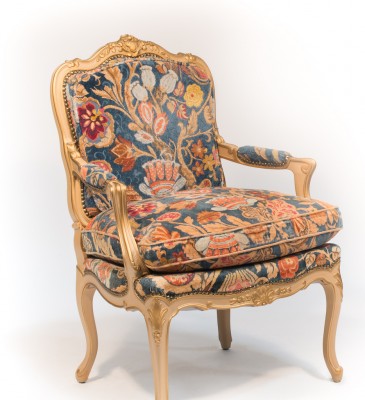 Fauteuil à la reine de style Louis XV, du hall de l'hôtel, provenant du Ritz Paris © Artcurial