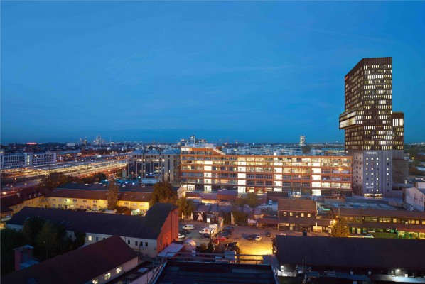 Nächtlicher Blick auf Werk4. © Steidle Architekten