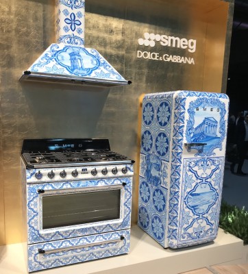 Dolce-Design für Smeg vor Blattgold...