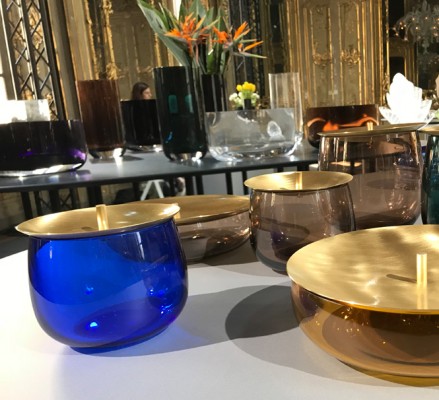 Glasobjekte von Sebastian Herkner für Nude Glass, präsentiert auf der Möbelmesse Mailand im Palazzo Litta. © Margit Hausel-Wilhelm