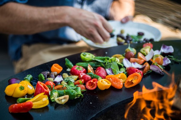 Auf dem Feuerring wird nicht direkt über offenem Feuer gegrillt. © Dennis Savini