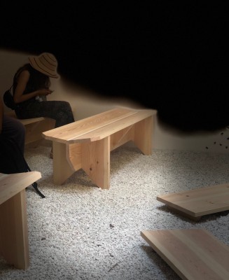 V-förmige Holzbänke in der Kapelle von Terunobu Fujimori