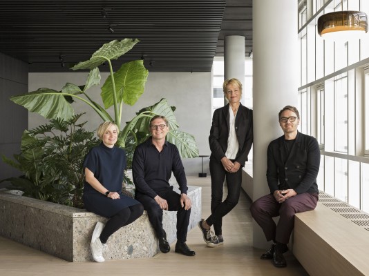 Die Architekten Anne Schädlich, Andreas Notter und Eva Duran von tools off.architecture mit Bauherr und Cherfredakteur AD Oliver Jahn.