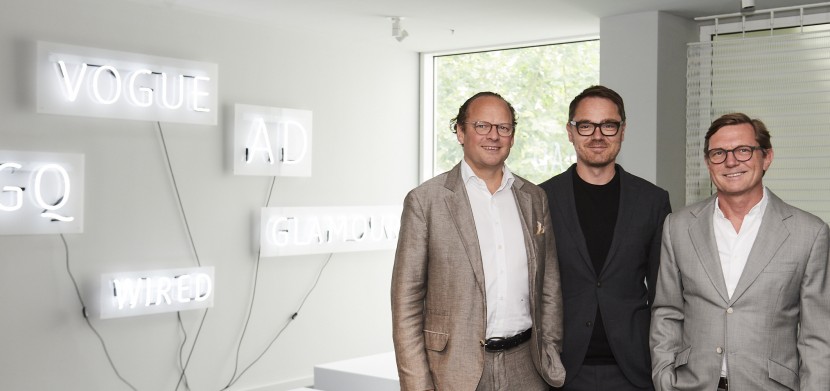 Zuvorkommende Gastgeber Moritz von Laffert, Oliver Jahn mit ihrem Architekten Andreas Notter   © Studio Condé Nast_Kilian Bishop