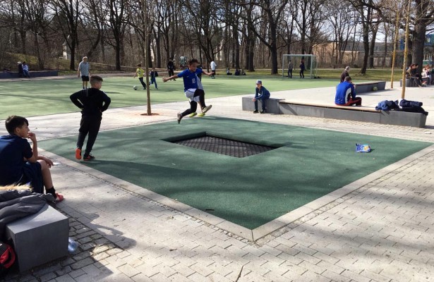 Trampolinhüpfen mit Anlauf ist IN!