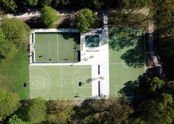 Nachher: Die gleiche Fläche mit 3 verschiedenen Spielfeldern, Trampolin und Sitzbänken, Foto: mzfly München