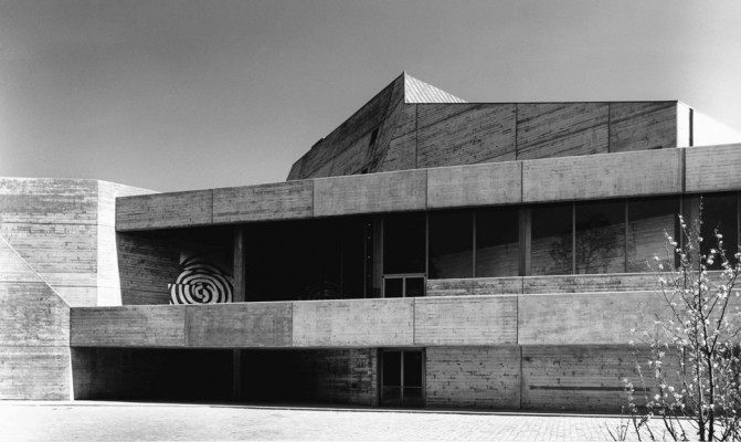 Foto: Sigrid Neubert, Hardt-Waltherr Hämer und Marie-Brigitte Hämer-Buro Stadttheater, Ingolstadt 1966. © Staatliche Museen zu Berlin, Kunstbibliothek