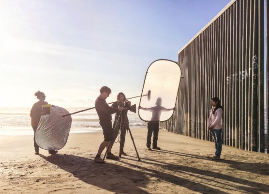 Journalisten beim Dreh der Interviews, gezeigt in der 'Wall of Opinions' im Deutschen Pavillon auf La Biennale di Venezia