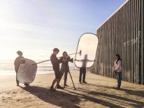 Journalisten beim Dreh der Interviews, gezeigt in der 'Wall of Opinions' im Deutschen Pavillon auf La Biennale di Venezia