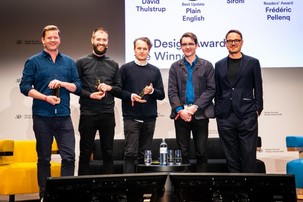 Die Gewinner des AD Design Awards (v.l.n.r.): David Thulstrup, Roberto Sironi, Sebastian Skovsted (Johansen Skovsted) und Merlin Wright (Plain English) neben Oliver Jahn