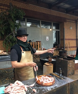 Und um ihn live testen zu können, hat man keinen geringeren, als einen Schweizer Sternekoch selbstgemachte Würschtel grillen lassen - mit Kiefernnadel-Aroma und Kohle-Senf