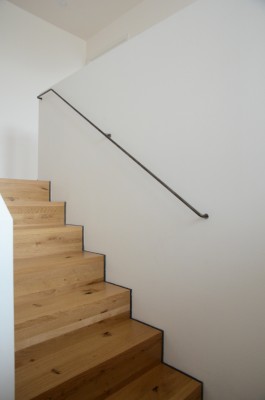 Treppe mit nachgerüstetem wandseitigem Handlauf