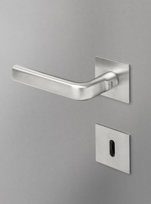 Klares Design an Tür und Fenster