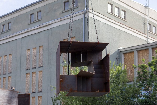 SICHTUNG II: Aufbau der Skulptur zwischen Jutierhalle und Tonnenhalle. Foto: Anne Wild