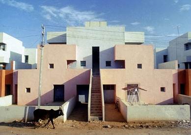 Wohnhaus vor dem Einzug der Bewohner in seiner ursprünglichen Konfiguration:  »Housing for Life Insurance Corporation« (LIC), Ahmedabad, 1973  © Vastushilpa Foundation, Ahmedabad