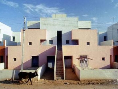 Wohnhaus vor dem Einzug der Bewohner in seiner ursprünglichen Konfiguration:  »Housing for Life Insurance Corporation« (LIC), Ahmedabad, 1973  © Vastushilpa Foundation, Ahmedabad