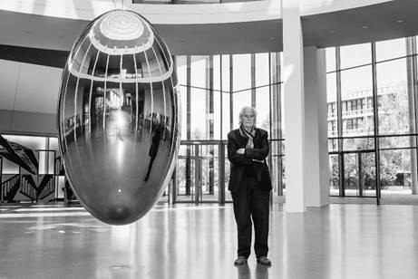 Maurer mit seinem Rotundenprojekt „Pendulum" in der Pinakothek der Moderne. Mit freundlicher genehmigung der pdm.